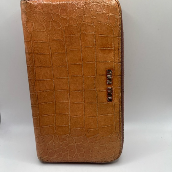 Miu Miu Embossed Leather Crocodile Tan And Pink Zippy Round Long Wallet - Picture 3 of 7